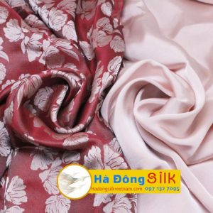 Lụa áo dài Hà Đông Satin 2 da họa tiết hoa cẩm chướng hồng nhạt MNV-LPT08