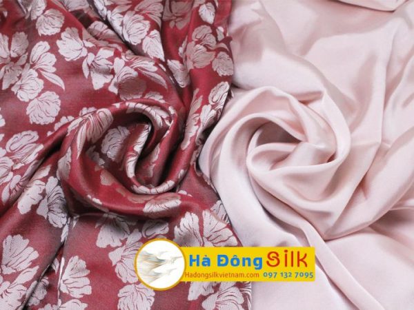 Lụa áo dài Hà Đông Satin 2 da họa tiết hoa cẩm chướng hồng nhạt MNV-LPT08